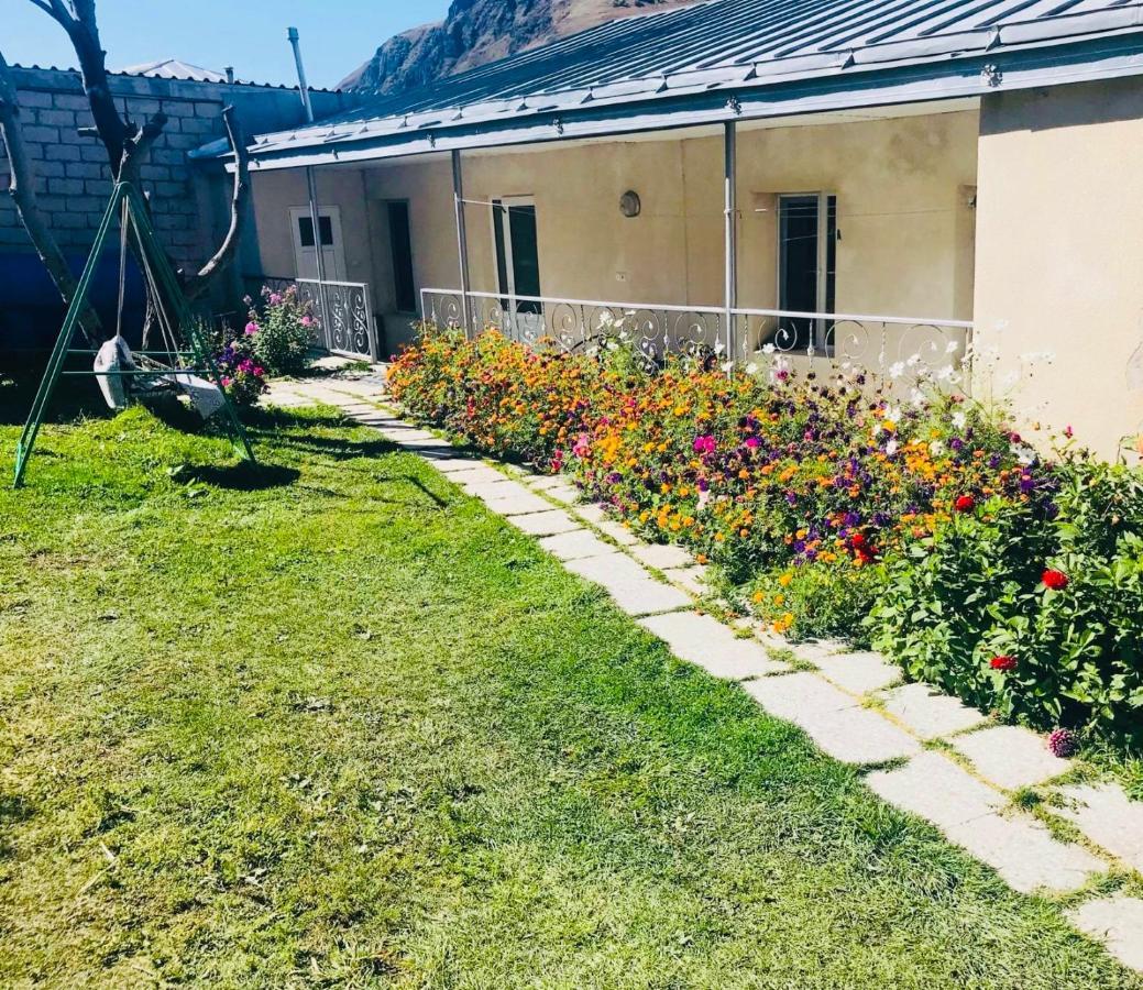 Mikheil Pitskhelauri Guest House Stepantsminda Exterior photo